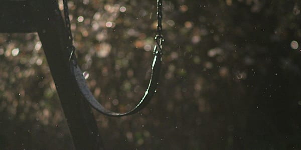 Schaukeln im Regen